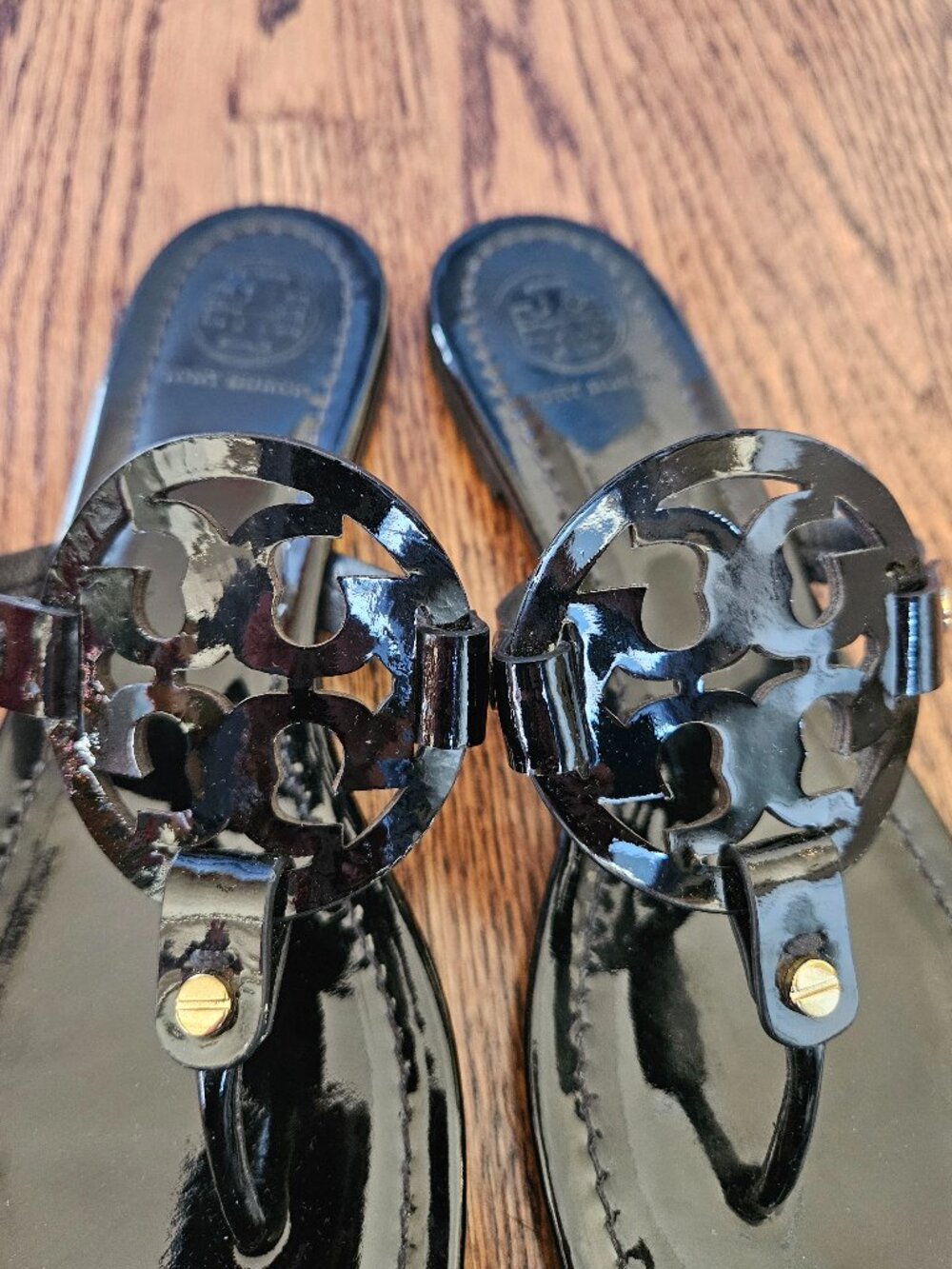 Tory Burch Miller Thong Sandal, Black Patent Size 8 - Picture 3 of 9